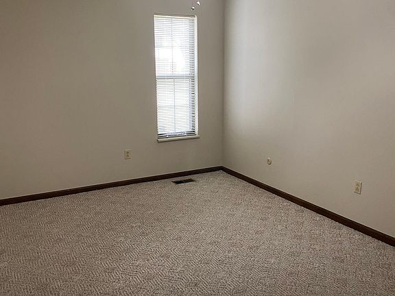 4th image of 70 Maxwell Ct