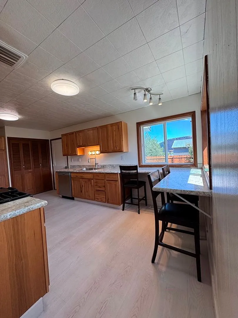 4 Bedroom House in Henley School District — Photo 3