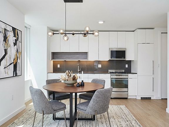 4th image of 70 W 37th St #906B