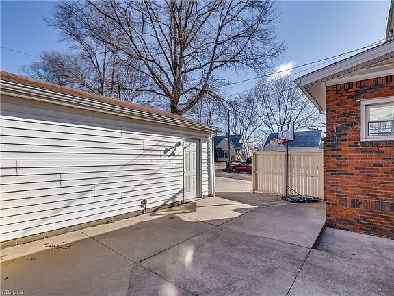 4th image of 2307 Shaw Ave
