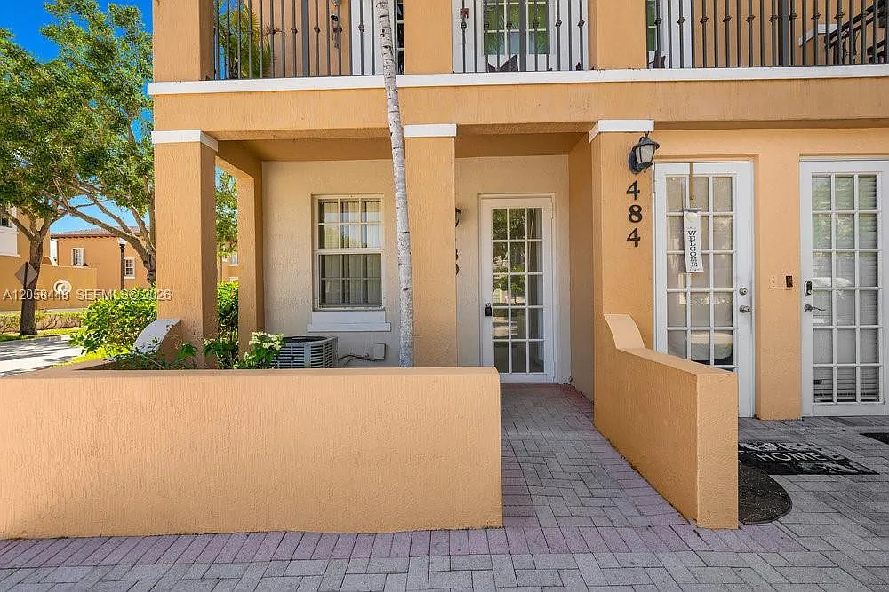 Cobblestone Condo — Photo 1