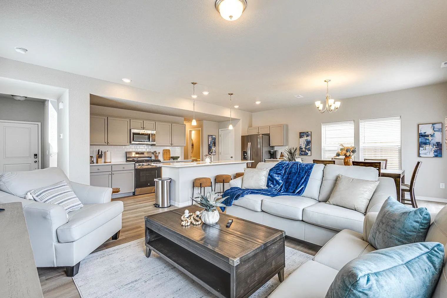 3 bed, 2.0 bath, 1808 sqft, $3,964 — Photo 3