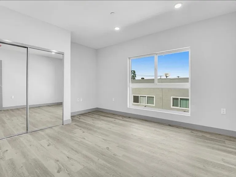 7040 Woodman Ave #107 — Photo 10