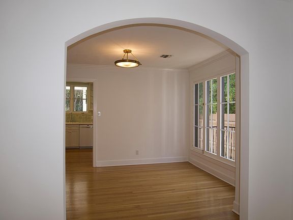 4th image of 240 N Irving Blvd