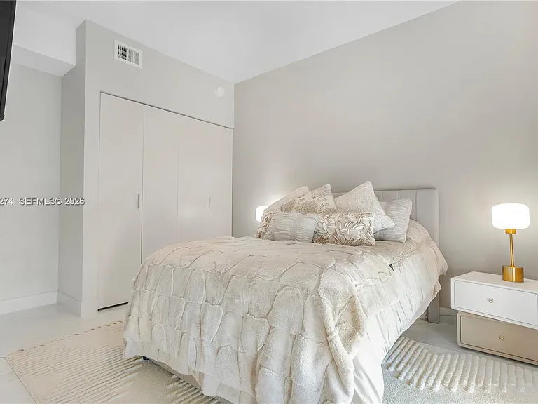 700 NE 24th St #901 — Photo 54