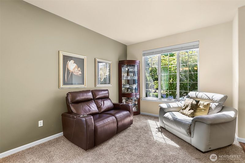 4th image of 3711 Santis Loop SE