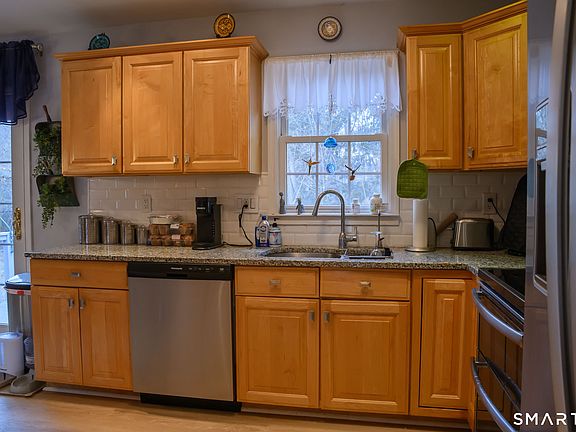 4th image of 8B Kayview Avenue