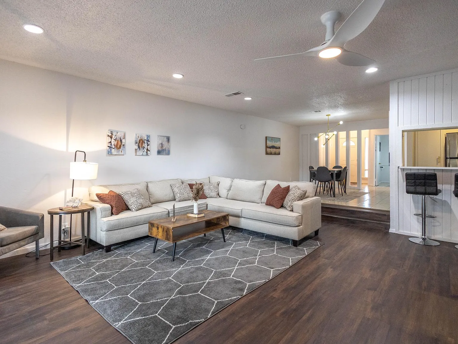 3 bed, 2.5 bath, 2299 sqft, $3,200 — Photo 4