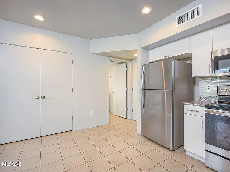 848 E Park Modern Dr — Photo 5