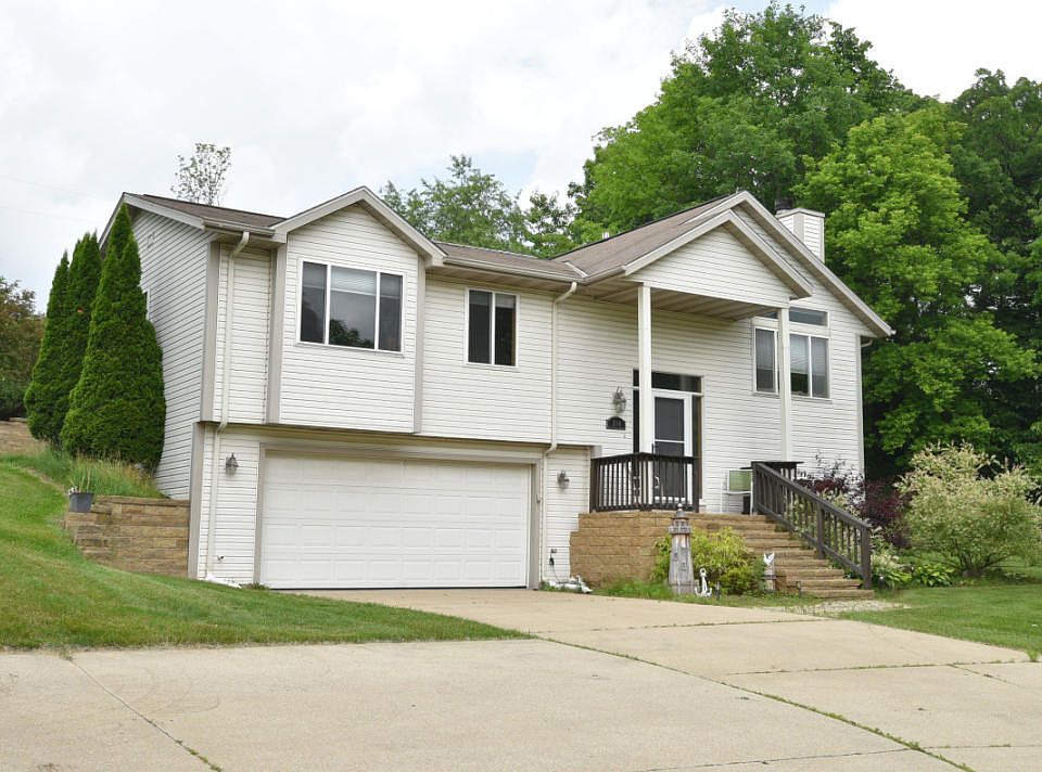 1st image of 390 Kettle Moraine Dr N