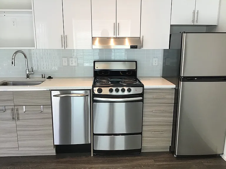 Hamilton- Your Bright, Modern City Home! — Photo 41