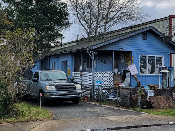 124 NE Douglas St, Newport, OR 97365