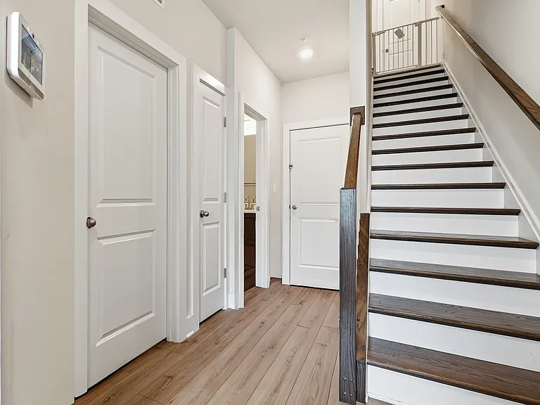 153 Locke St — Photo 6