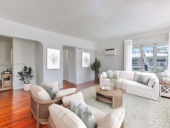 4th image of 7407 Byron Ave #3