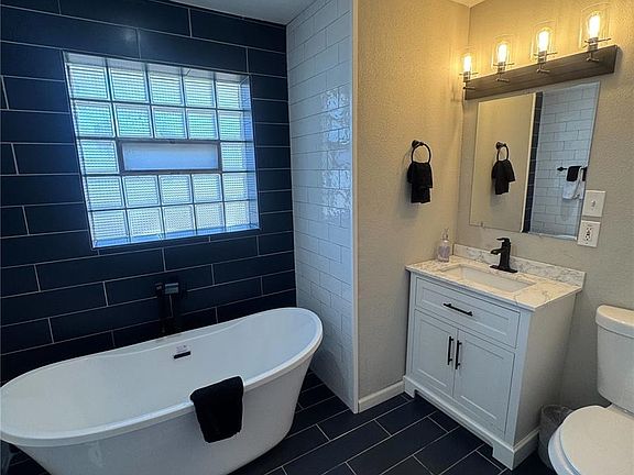 3rd image of 2200 W Moffat Place
