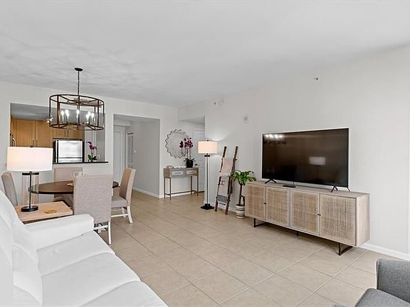 4th image of 511 SE 5th Ave APT 2223