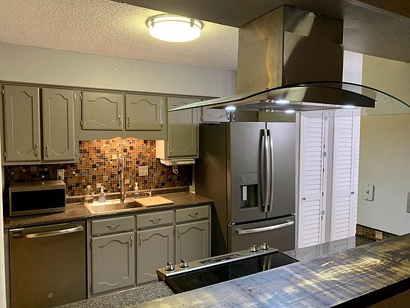 Upscale stainless appliances & kohler sink. Refrigerator and microwave are for you to use as well.