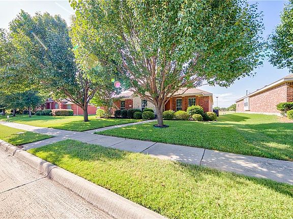 3rd image of 1606 Tanglewood Dr