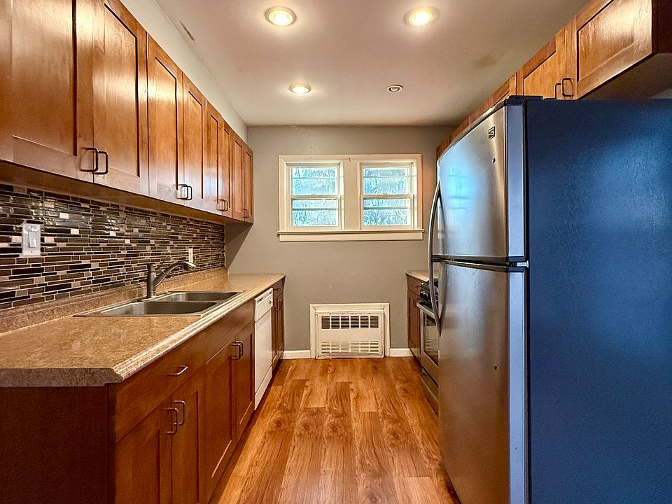 1st image of 116 Bentley St Floor 1