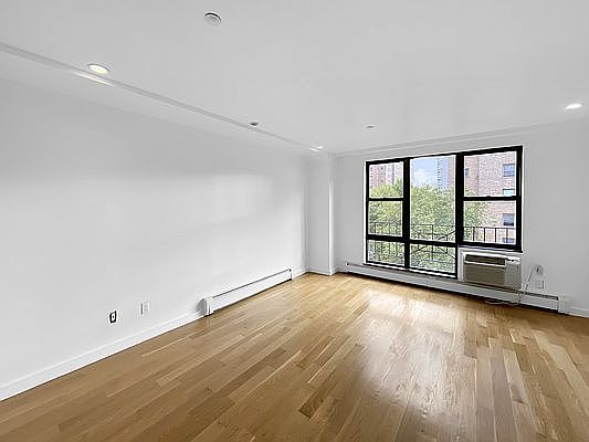 3rd image of 3 E 115th St #C6