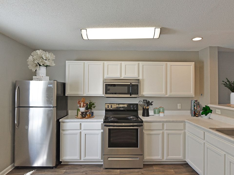 Kitchen + Stainless Appliances