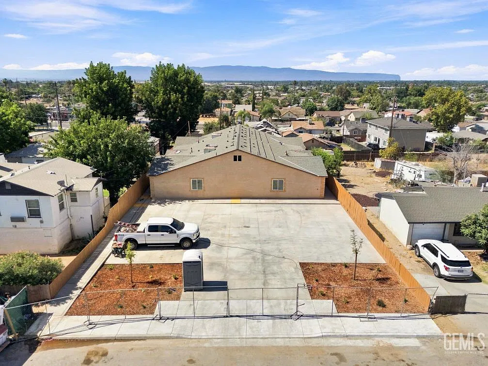 1619 Lincoln St — Photo 3