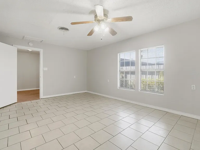 2034 Collins Ave — Photo 29