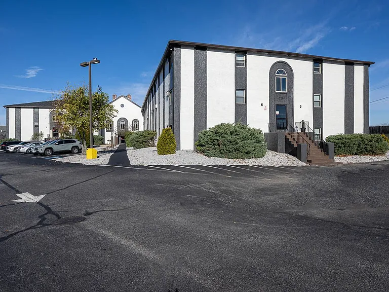 Kent Apartments — Photo 12