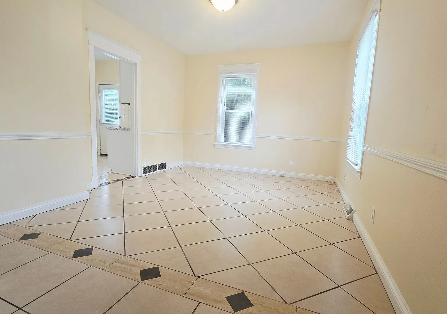 3 Bedroom House with Laundry Hookups — Photo 4