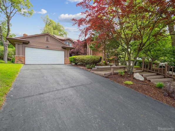 4677 Rolling Ridge Rd, West Bloomfield, MI 48323