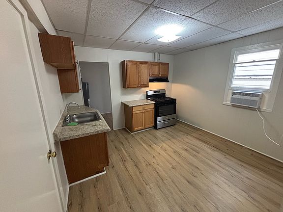 4th image of 2214 S Robertson St
