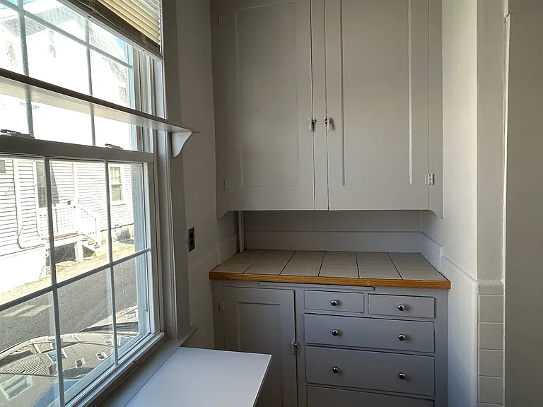 Kitchen cabinet