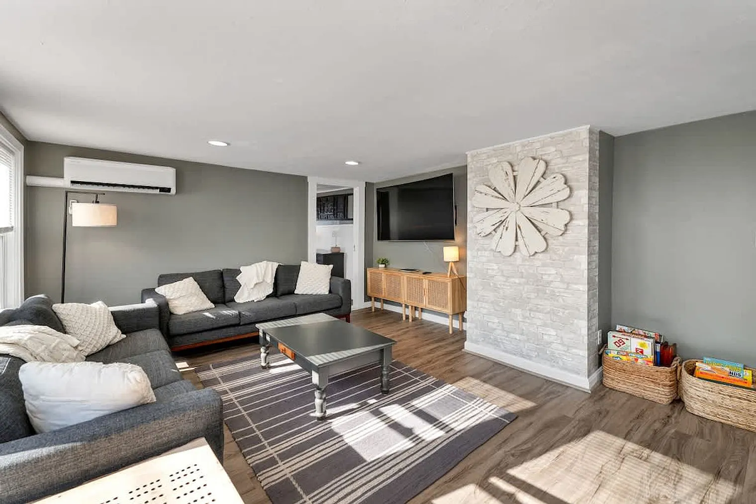 3 bed, 1.0 bath, 1097 sqft, $6,829 — Photo 1