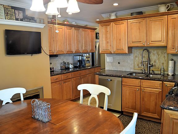 3rd image of 25 W Cabot Ln