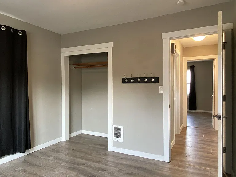 2207 E 10th St — Photo 18