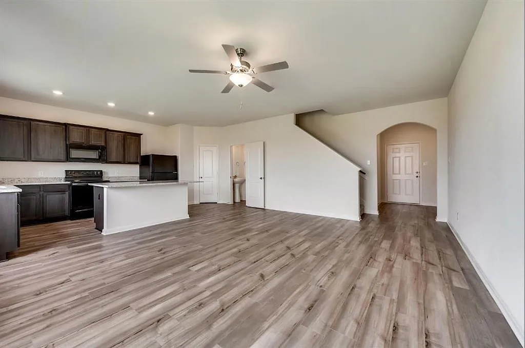 3 bed, 2.5 bath, 1707 sqft, $2,350 — Photo 2