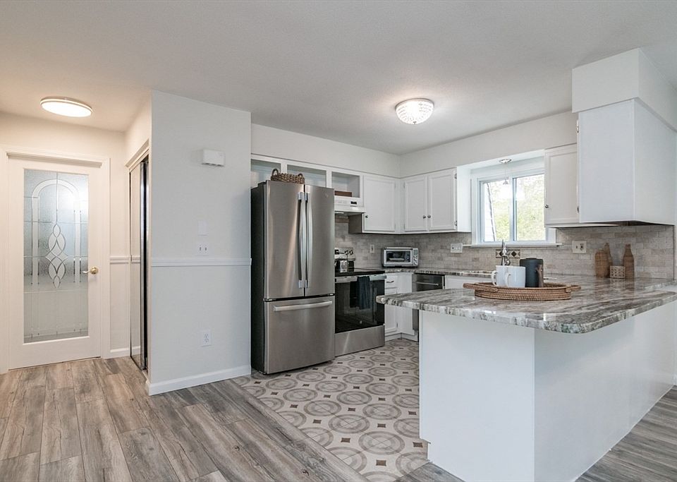 1st image of 20 Lawrence Ave #32C