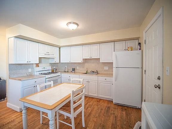 3rd image of 17 Grand St #3