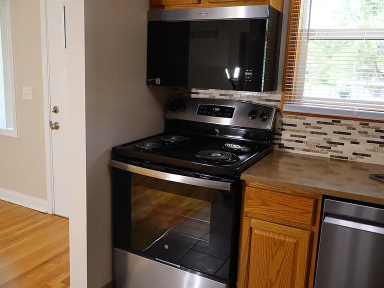 3327 SE 4th Ct — Photo 2