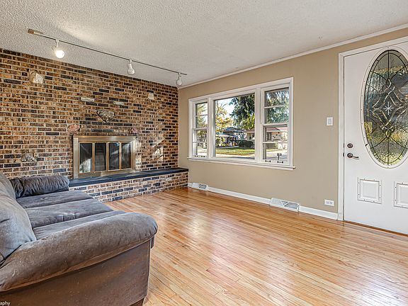 4th image of 9730 Natoma Ave