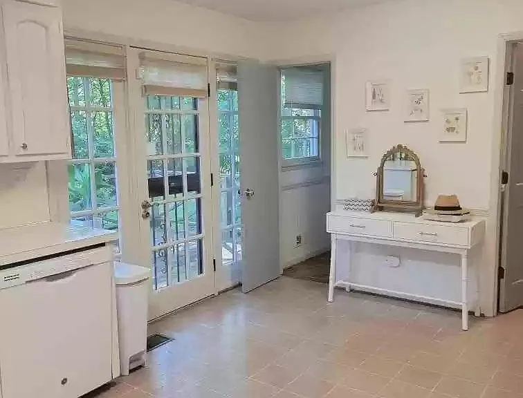 916 Greenbriar Cir — Photo 12