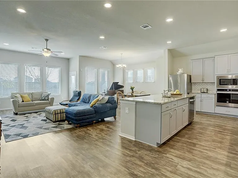 111 Finley St — Photo 3