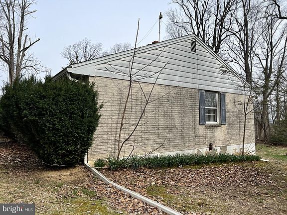 4th image of 977 Locust Grove Rd