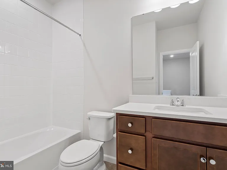 6947 Gladebrook Rd — Photo 26