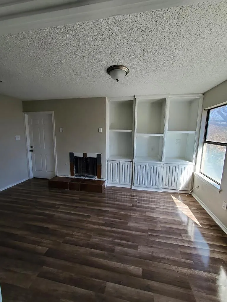 3 bed, 2.5 bath, 1600 sqft, $1,695 — Photo 2