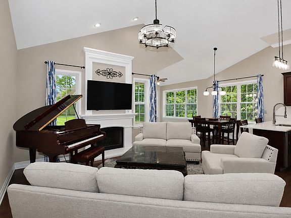 5th image of 809 Colchester Dr
