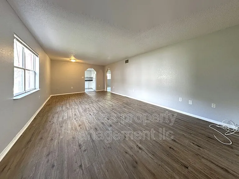 4725 39th Ave N #101 — Photo 7