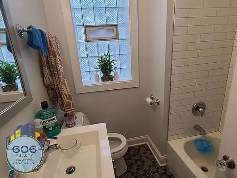 Jumbo 3 bed 2 bath in Jefferson Park! — Photo 7