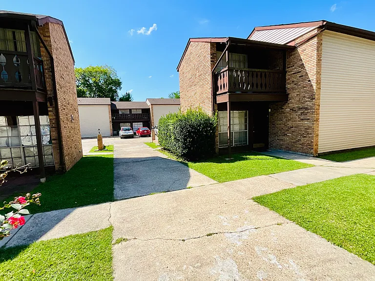 Crestwood Apartments — Photo 9