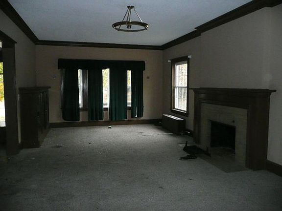 3rd image of 831 S Center St